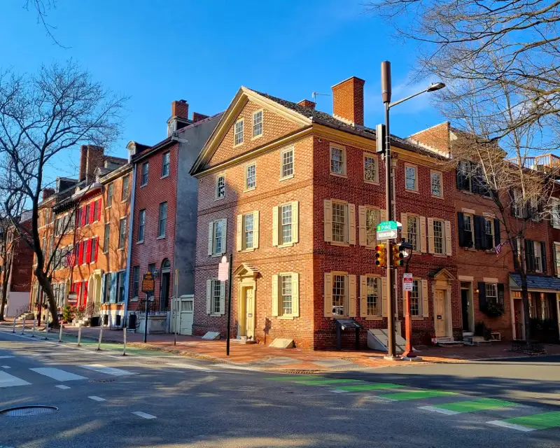 10ciudades_1 Esquina del barrio de Society Hills en Philadelphia con casa de ladrillos rojo y el cielo azul despejado. Una de las mejores ciuadades para visitar en Estados Unidos