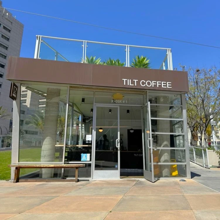 Exterior de Tilt Coffee en el Downtown de los Ángeles con el cielo azul de fondo