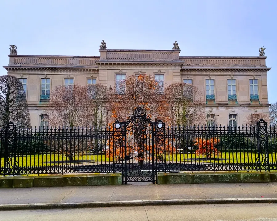 11_newport Una de las mansiones de Newport sobre Bellevue Avenue