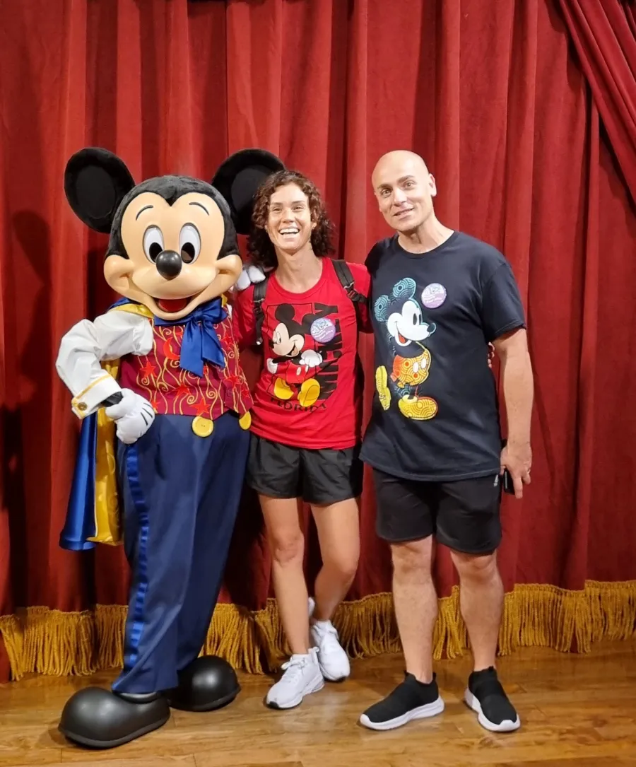 vico y Oli con Mickey Mouse en Magic Kingdom