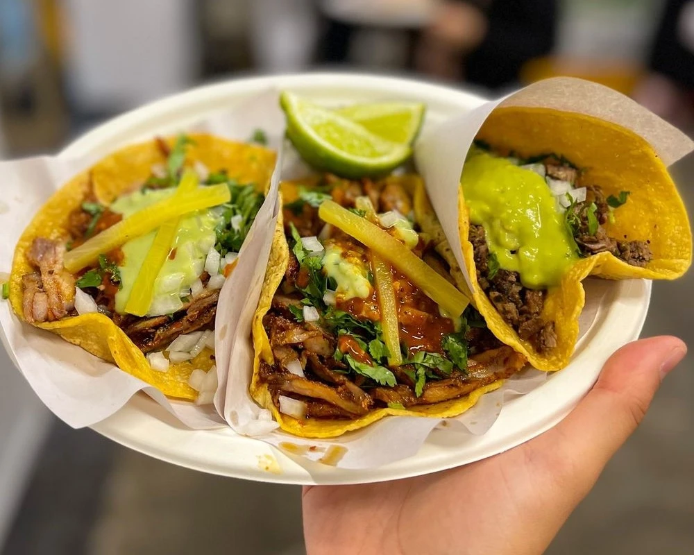 3 tortillas de guacamole y carne de Los Taco No1 en Nueva York