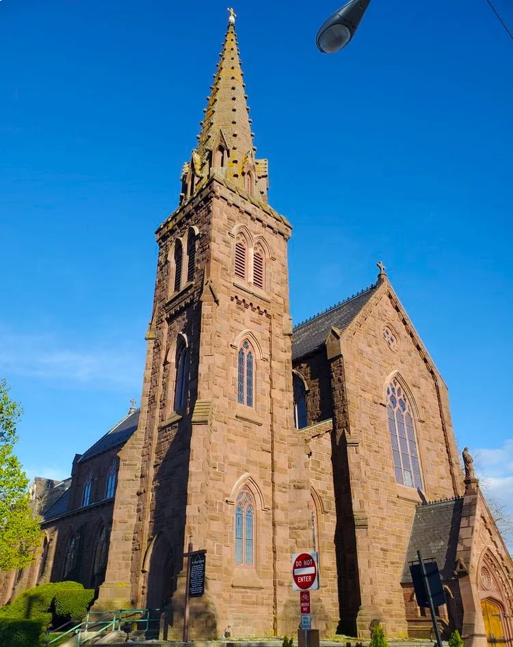 12_newport Frente extrerior de la iglesia St Mary dónde se casaron JFK y Jacqueline Bouvier en Newport Rhode Island