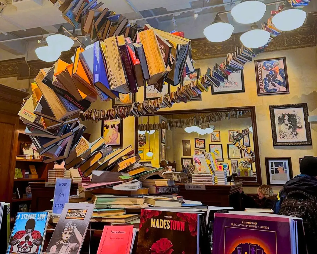 Interior de Drama Bookstore en Nueva York