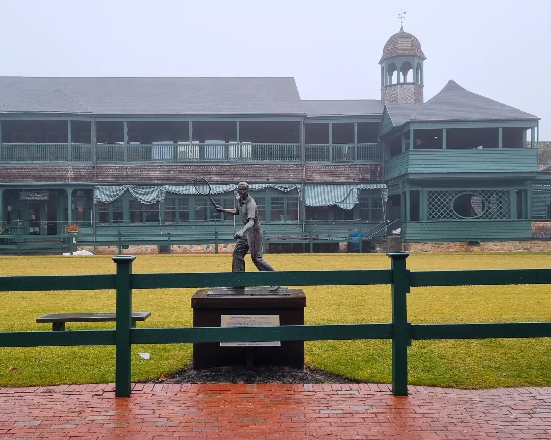 13_newport Estatua de un jugador de tenis rodeada de un edificio estilo inglés en el International Tennis Hall of fame en Newport, Rhode Island