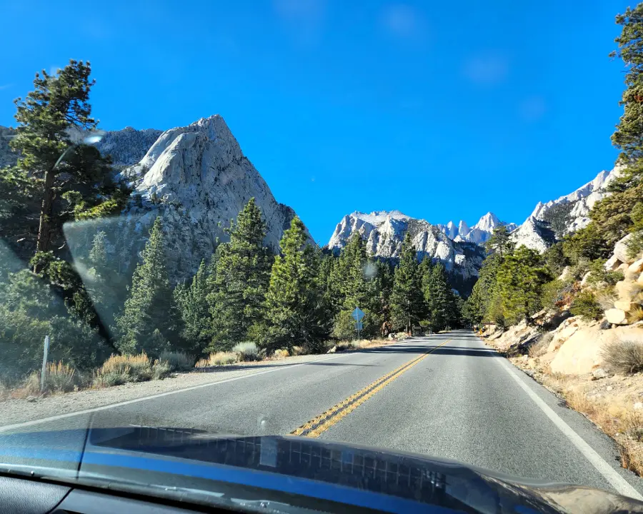 Montañas de Yosemite vistas desde la ruta