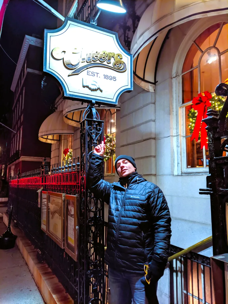 14_comerenbos Oli en la entrada de Cheers Boston