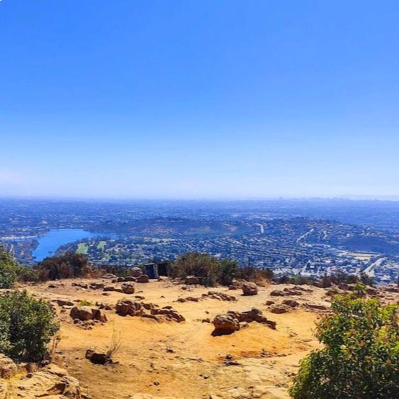14_parques_sandiego Vista de San Diego desde la cima de Cowles Mountain con el cielo azul y el horizonte de la ciudad abajo
