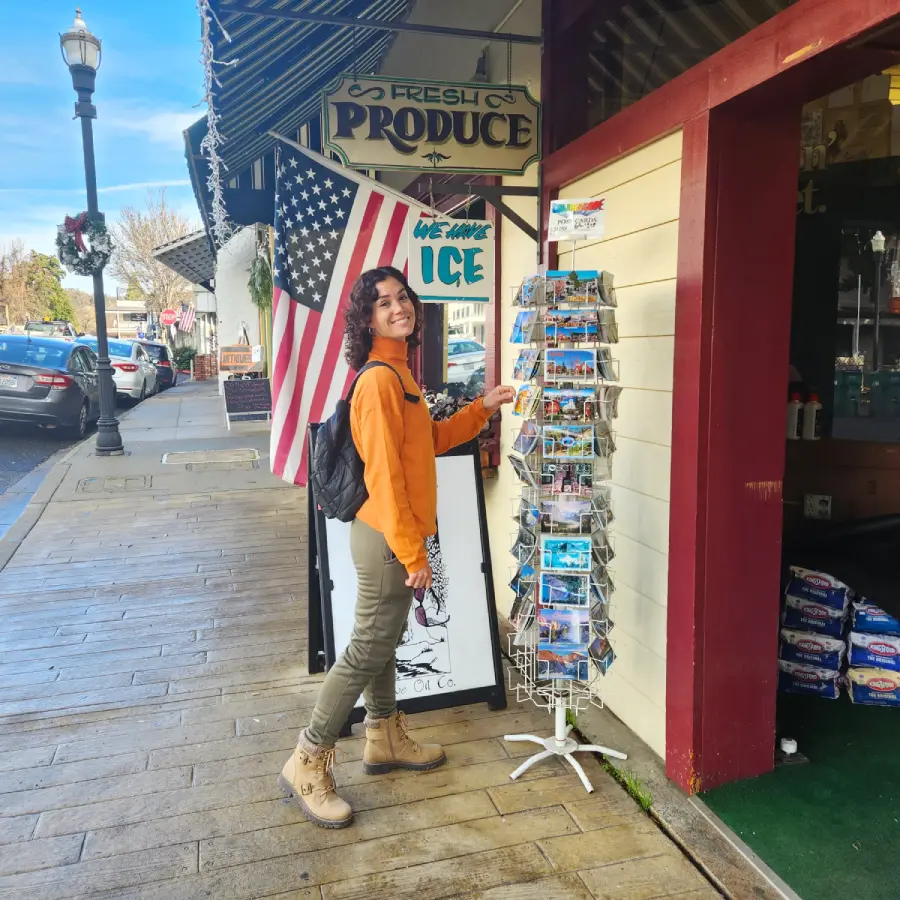 Vico buscando postales en un grocery store en un pueblo del norte de California