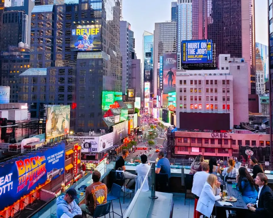 Rooftop del M Social Hotel Times Square con vistas a Times Square iluminado durante el día