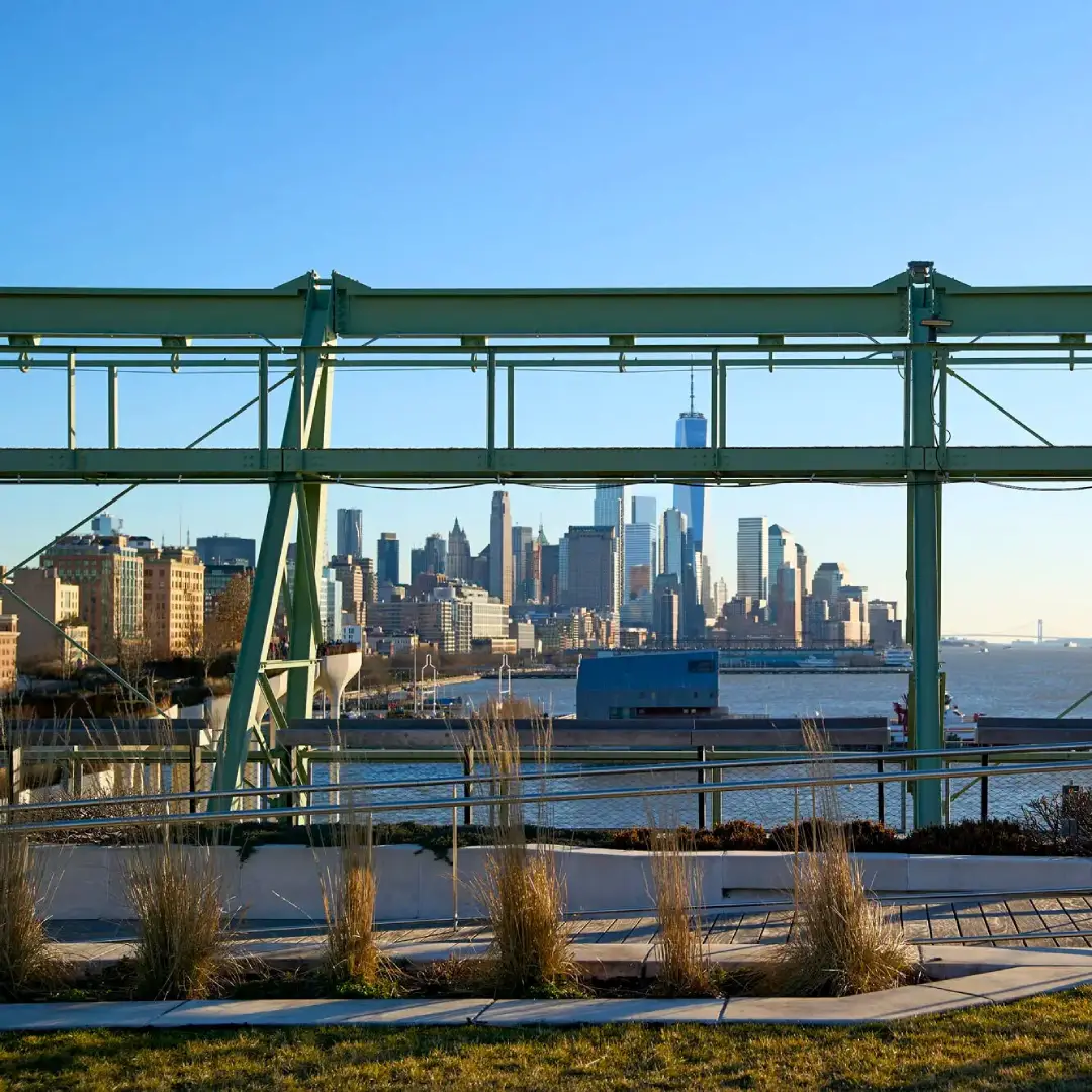 Vista de los rascacielos de Manhattan desde el Roof top del Pier 57 con el cielo azul