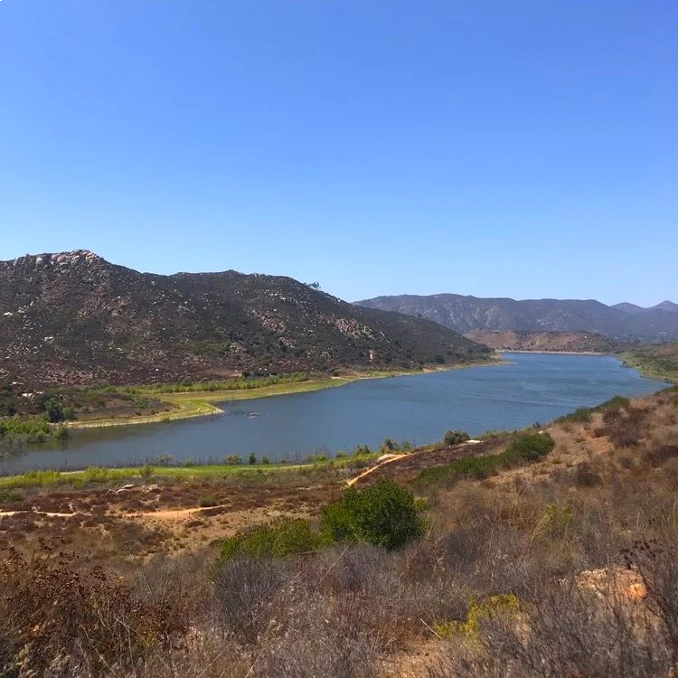 15_parques_sandiego Vista del Lake Hodge desde uno de los trails de San Dieguito RIver Park rodeado de montañas
