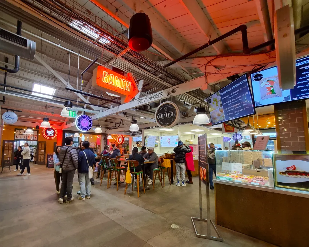 Interior de Liberty Public Market en San Diego