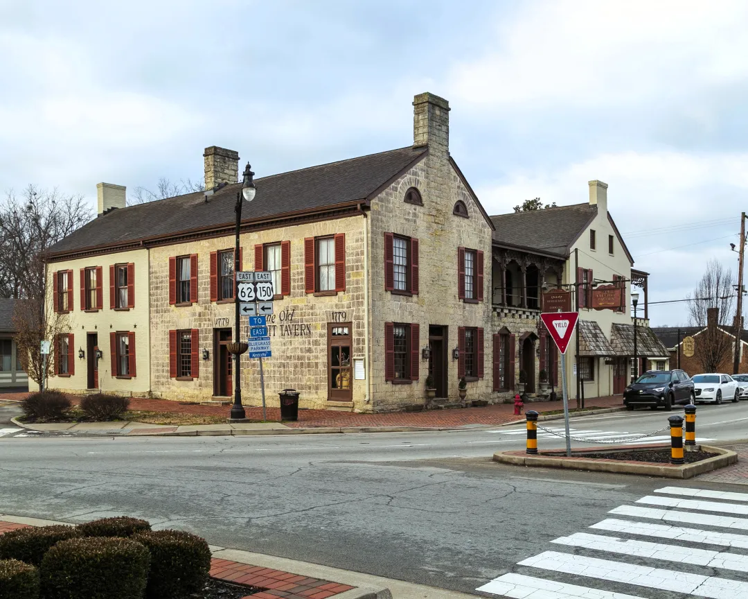 16_15dest Exterior de una taberna en el Distrito Histórico de Bardstown, Kentucky