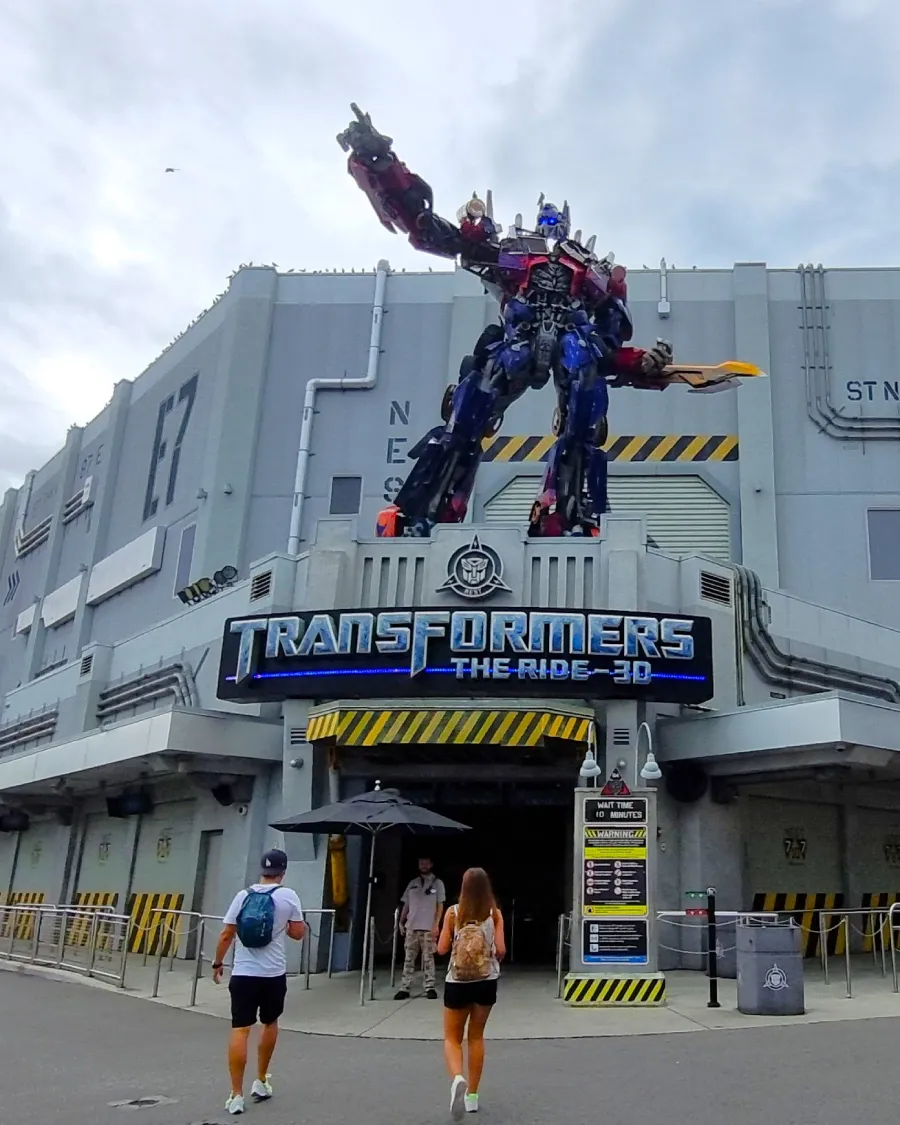 Ingreso a la atraccion de Transformers en Universal Orlando con una estatua gigante de Optimus Prime