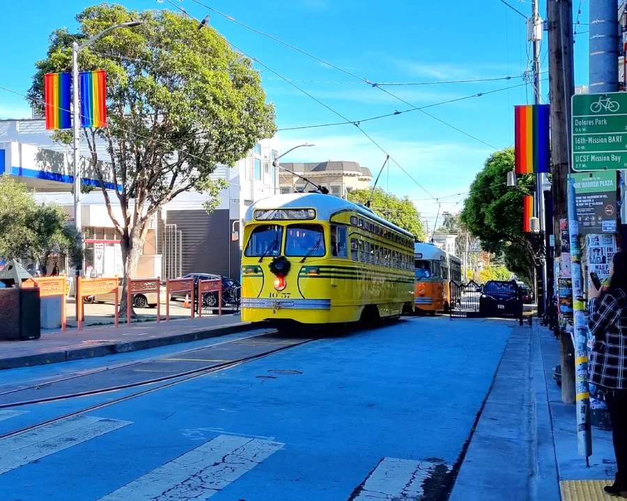 16_sanfrancisco Cablecar amarillo pasando por el barrio de Castro en San Francisco
