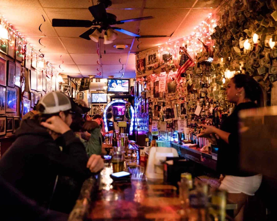 Interior del bar Jimmy Corner en Manhattan