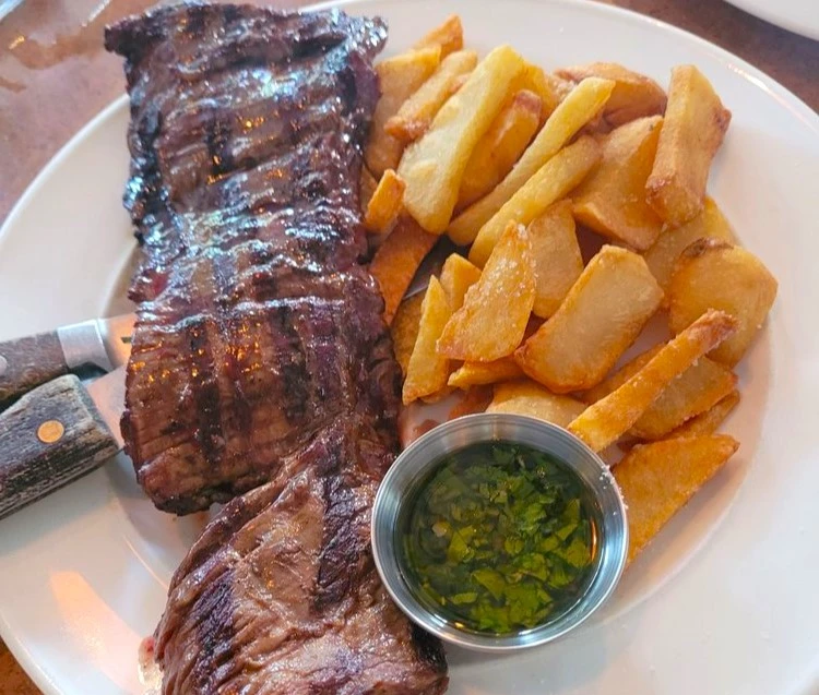 17_comidasmiami Churrasco con papas fritas y chimi churri