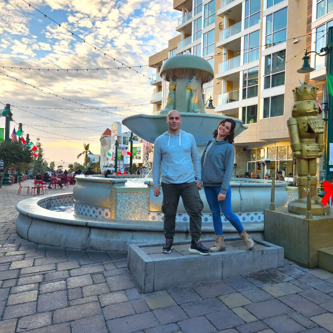 17_parques_sandiego Vico y Oli frente a una de las fuentes de agua de Little Italy San Diego