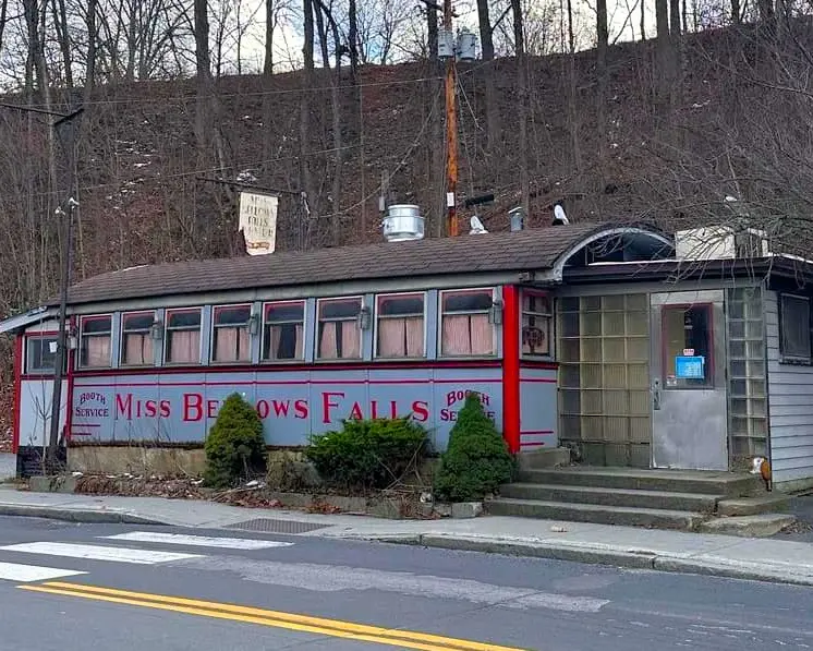Diner Miss Bellows Falls en Vermont al lado de la ruta