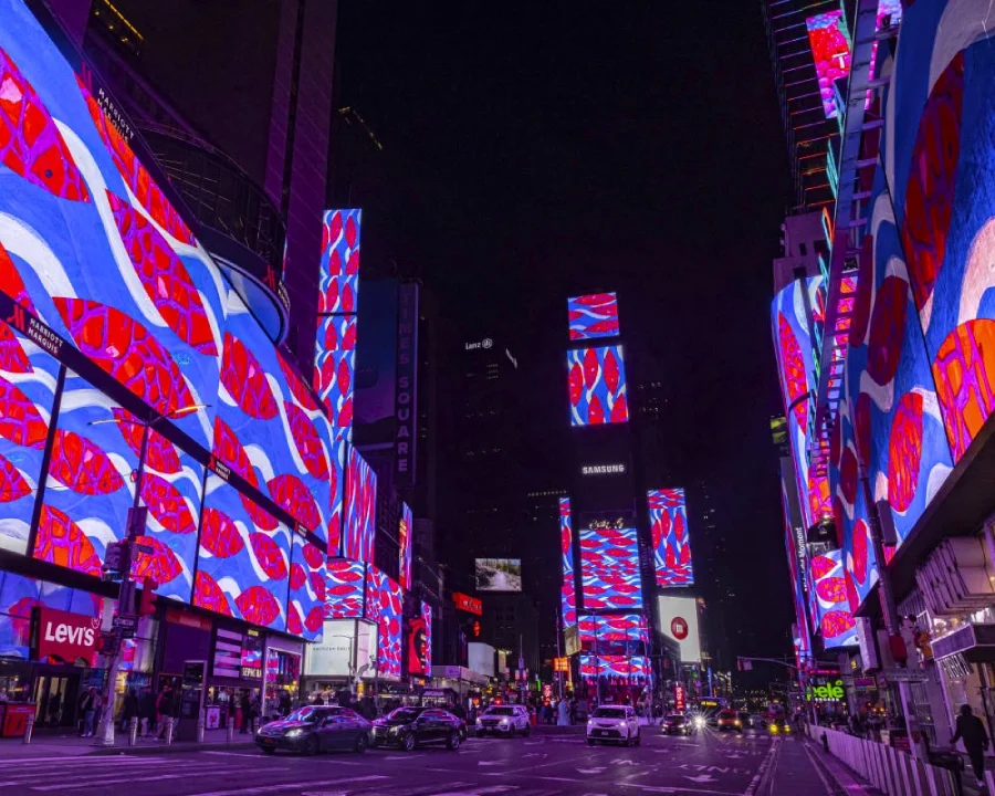 Las pantallas de Times Square proyectando imágenes de colores durante el "midnigth moment"
