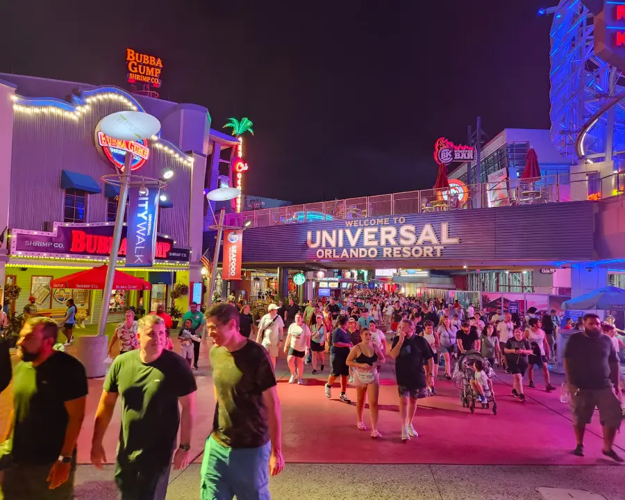 Entrada a Universal Orlando Resort de Noche iluminado con luces de colores