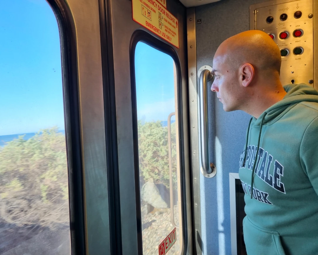 Oli mirando el mar de California desde el Surfliner de Amtrak