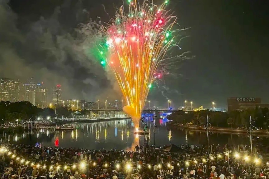 Fuegos artidicales sobre el agua en un canal de Fort Lauderdales con persones mirando celebrando el año nuevo en Florida