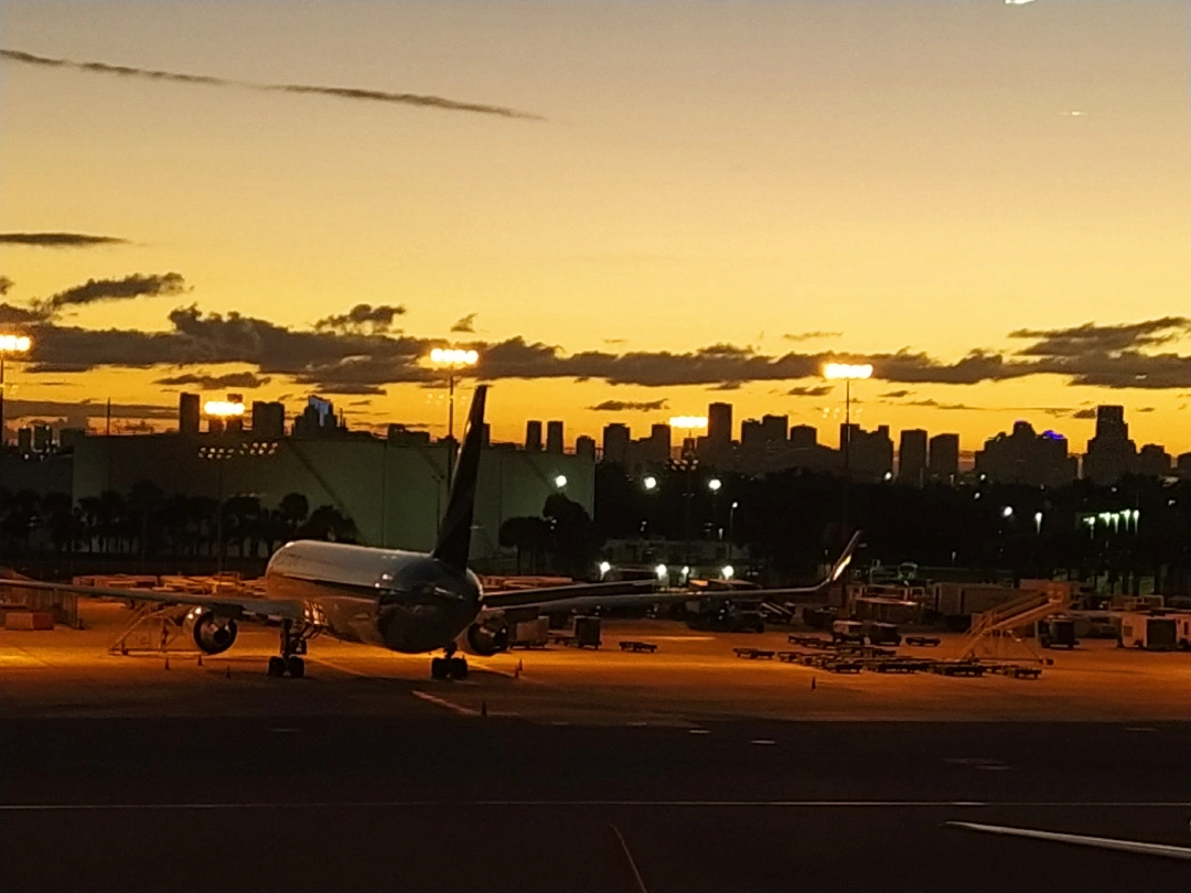 Amanecer sobre la pistas del aeropuerto de Miami