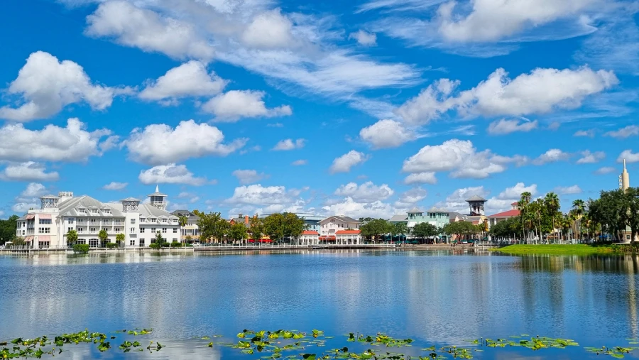 Horizonte de los edificios de Celebration, Florida con el lago por debajo y el cielo azul de fondo
