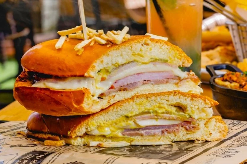 Sandwich cubano con mojito