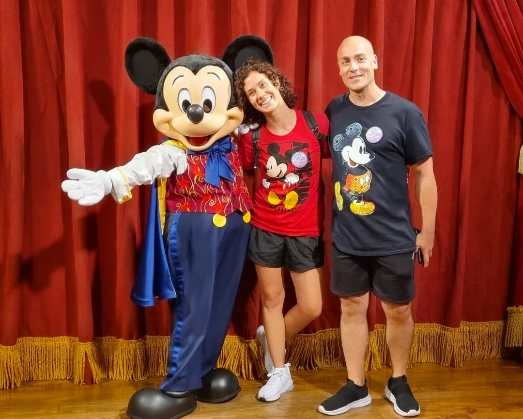 1_disneyadultos Vico y Oli con Mickey Mouse en Disney World