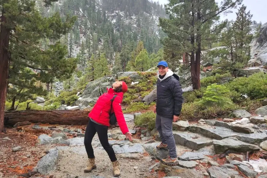 Vico y Oli en Yosemite, California un día de lluvia.