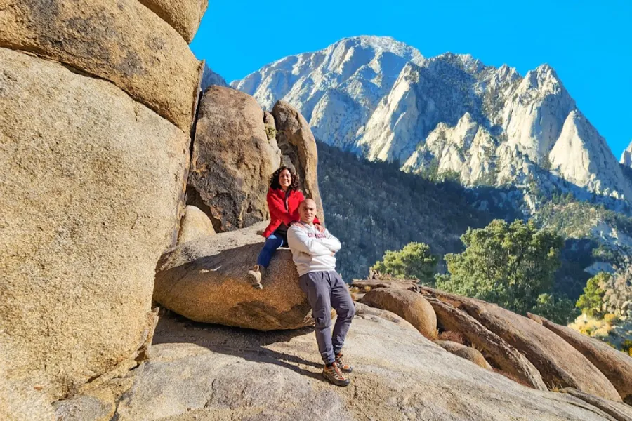 Vico y Oli en un paaisaje de Alabama Hills con Mount Whitney de fondo, California