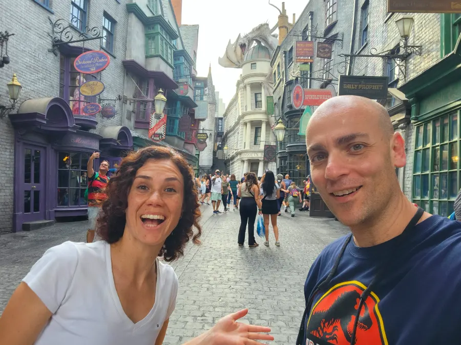 Vico y Oli en the Wizarding World of Harry Potter en Universal Studios, uno de los mejores parques de Orlando para adultos