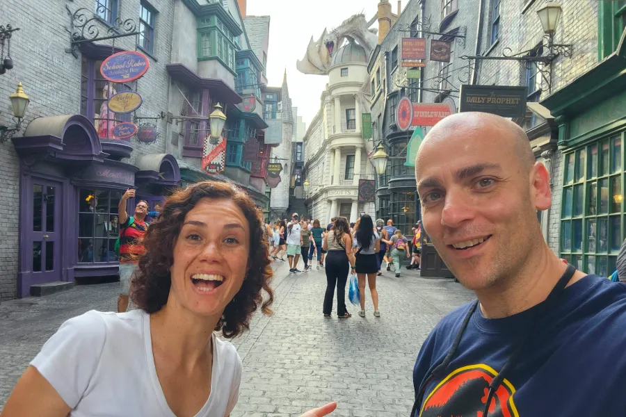 Vico y Oli en the Wizarding World of Harry Potter en Universal Studios, uno de los mejores parques de Orlando para adultos