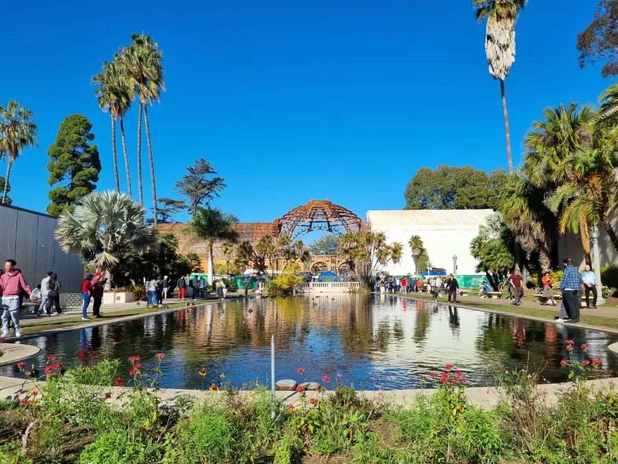 1_parques_sandiego Uno de los jardines del Parque Balboa con una pileta reflectante y un invernadero con cúpula de madera detrás