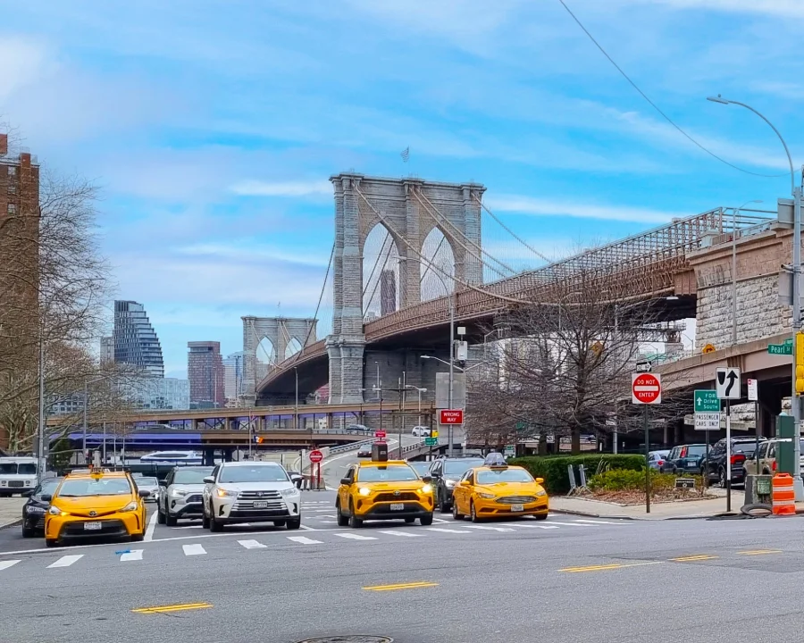 El puente de Brooklyn visto desde Pearl St. Manhattan