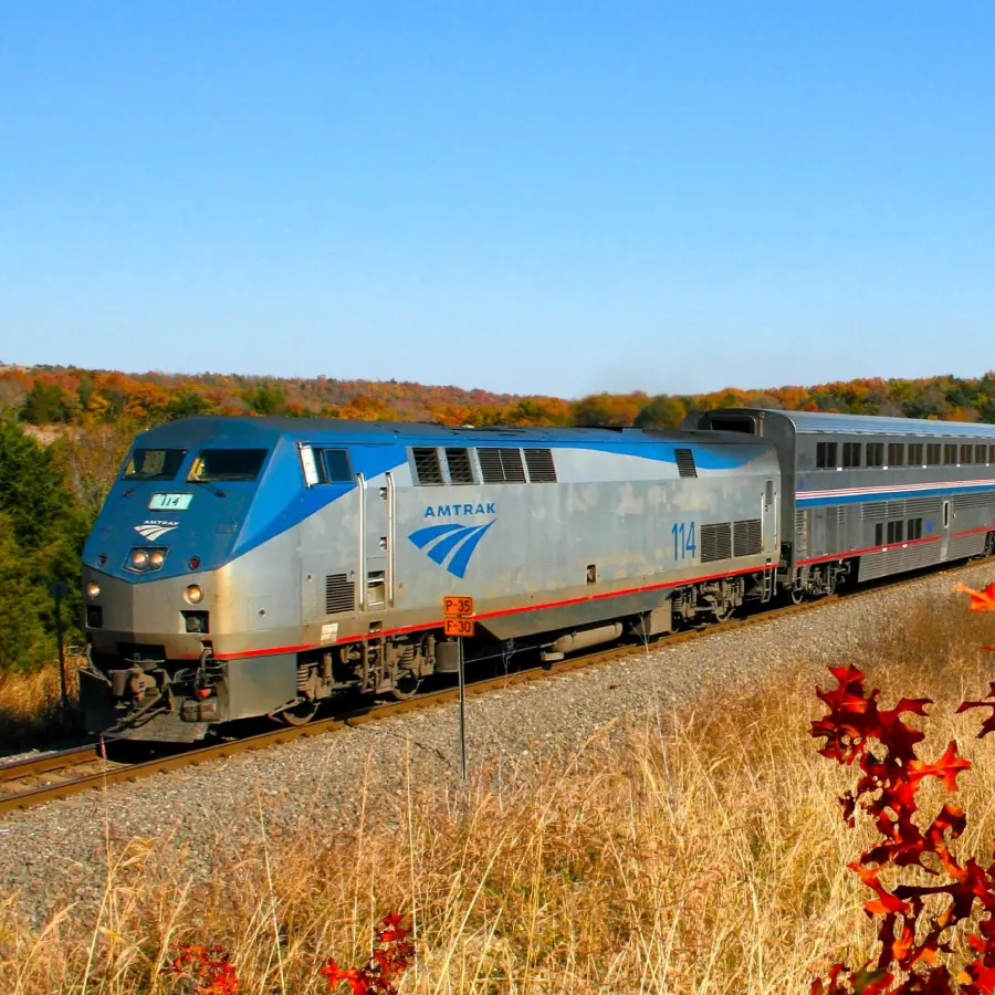 1_rutas Amtrak.. Formación de Amtrak pasando por un campo con paisaje otoñal