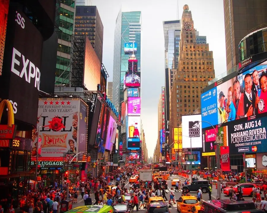 Times Square Nueva York con sus pantallas y luces encendidas durante una tarde