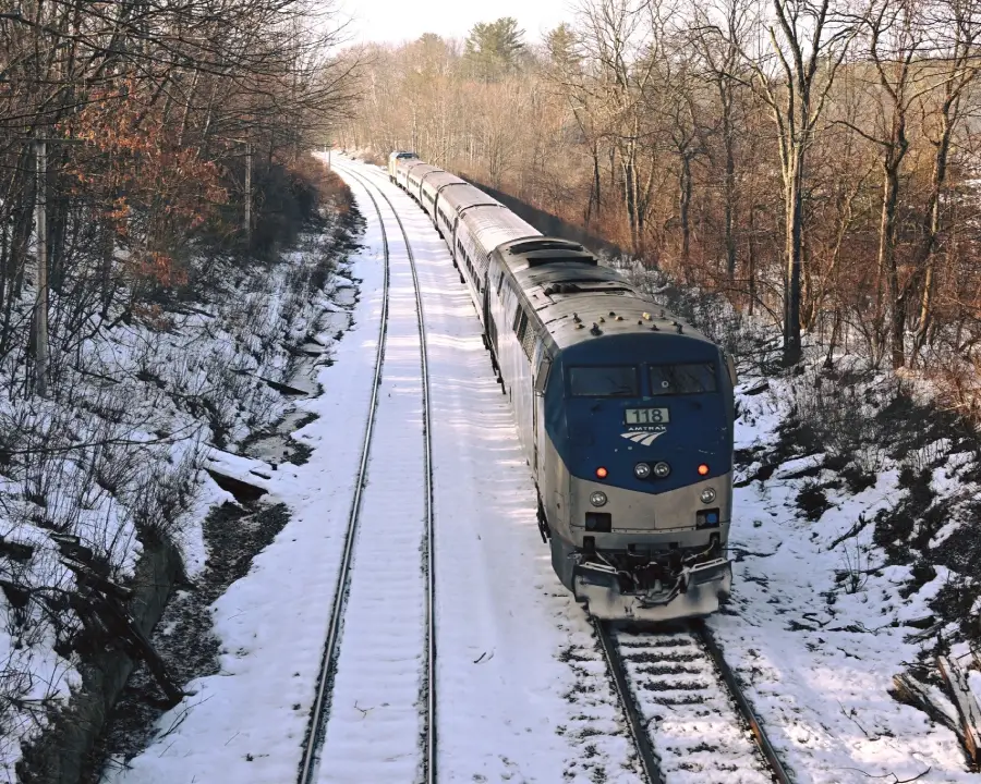1_trennuevainglaterra EL Downeastern de Amtrak viajando por un paisaje boscoso y nevado de Nueva Inglaterra