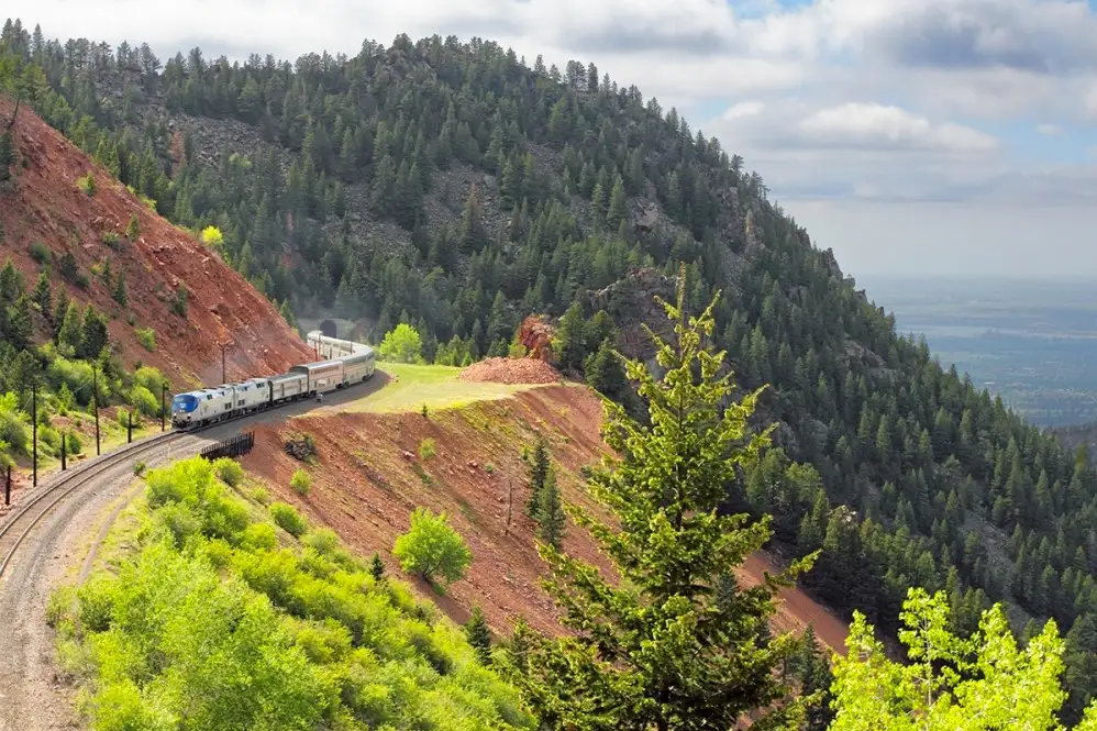 Tren Amtrak corriendo por las montañas del oeste americano