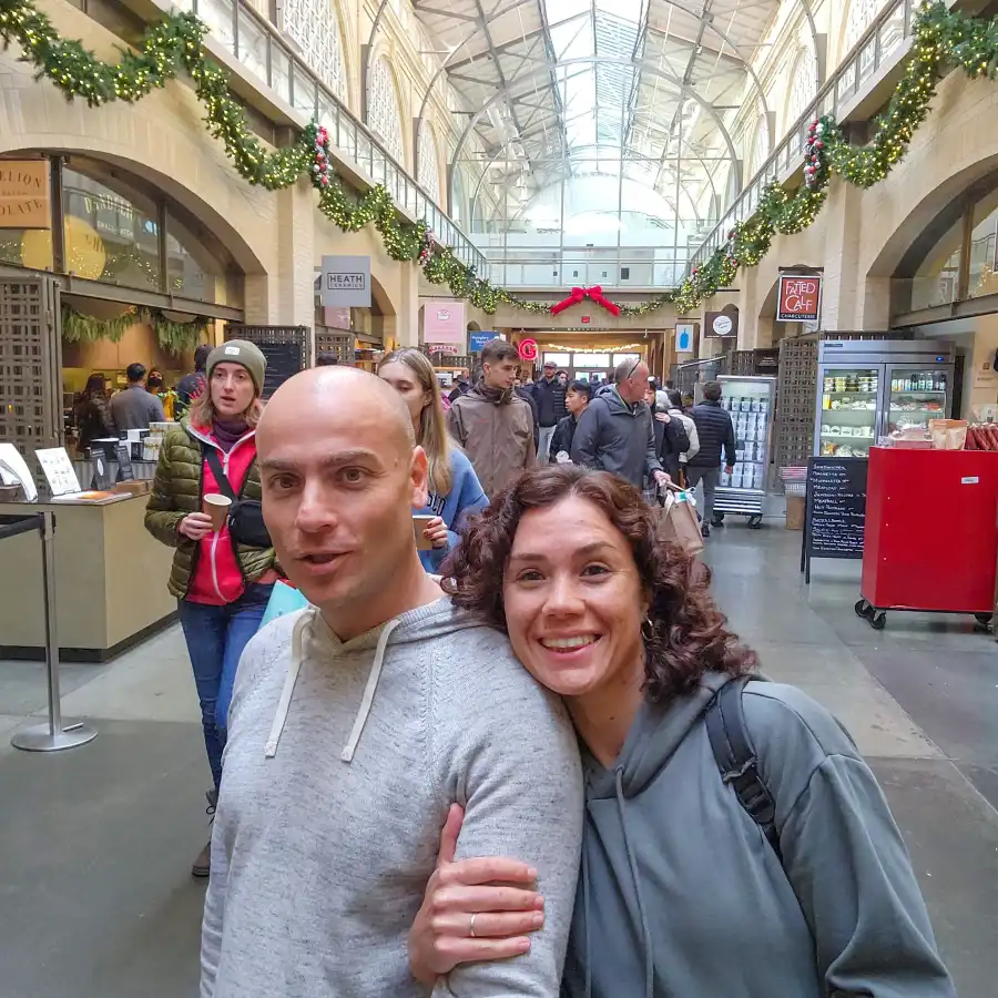 1_viatorgyg_1 (1) Vico y Oli caminando en Ferry Building Market en San Francisco