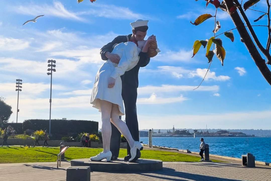 Escultura Unconditional Surrender San Diego