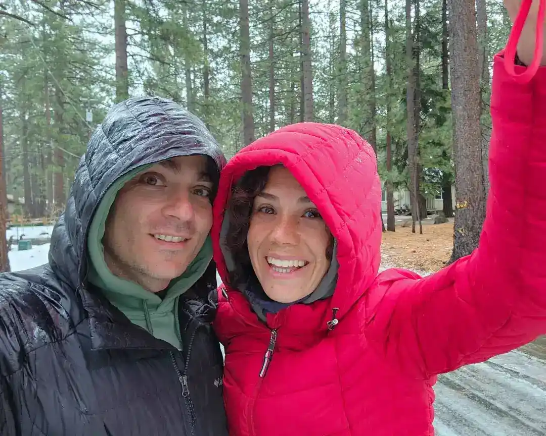 2.0_port (2) Vico y Oli bajo la lluvia con camperas impermeables en un bosque de California