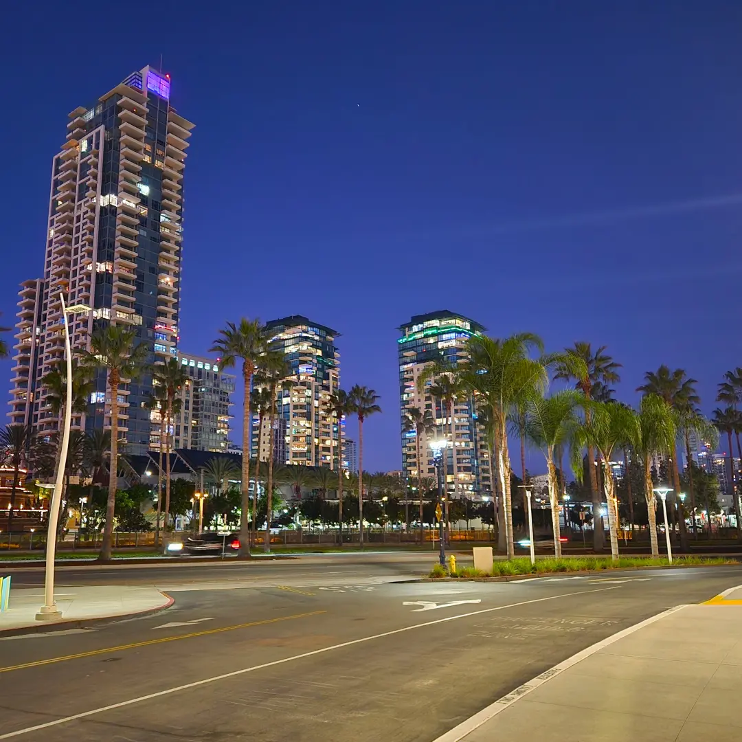 20_parques_sandiego Vista nocturna de algunos rascacielos del Downtown de San Diego desde el parque Martin Luther King Jr. Promenade