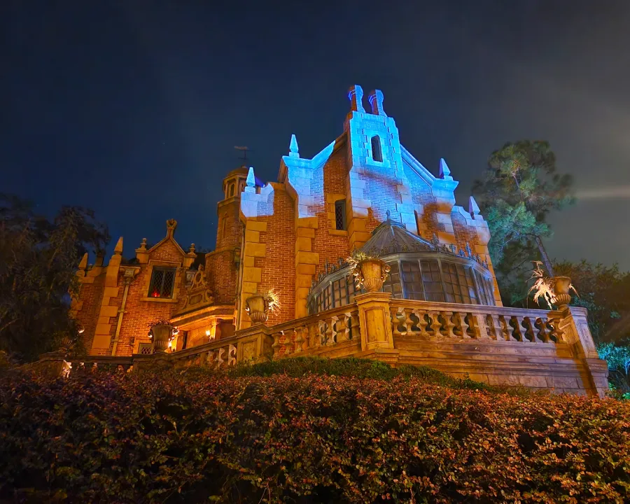 Mansión embrujada de Magic Kingdom de noche