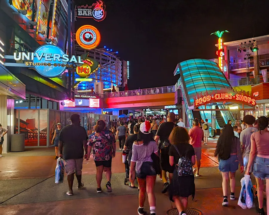 Universal City Walk de noche.