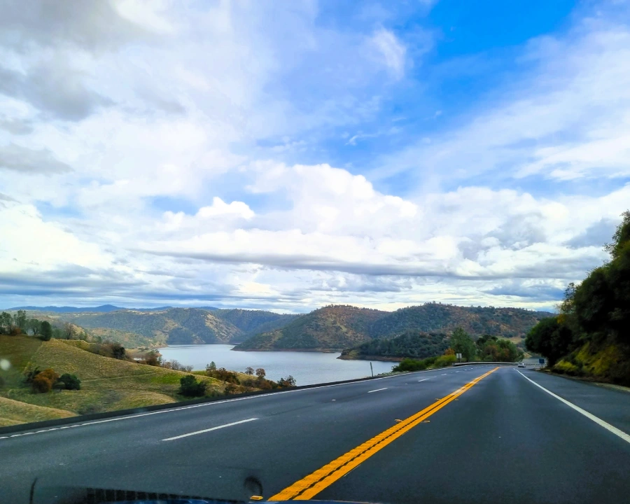 Paisaje de lagos y montañas visto desde la ruta en las Sierras Nevadas de California