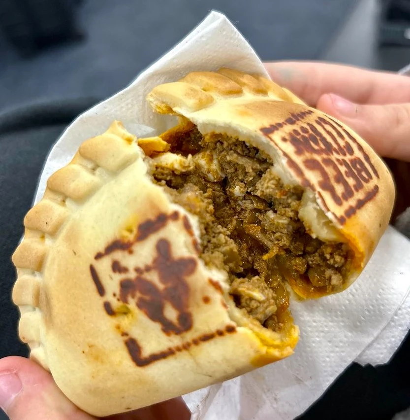 23_comidasmiami Empanada de Carne de Half Moon Miami.