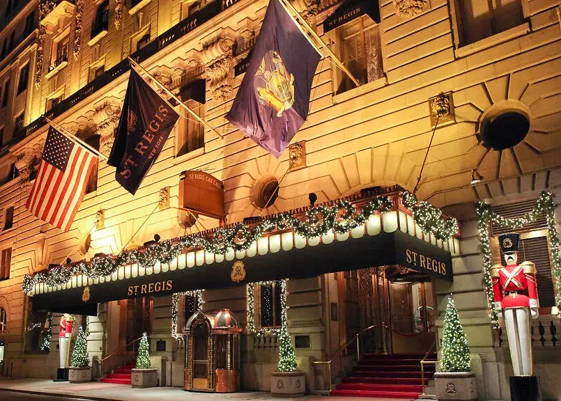 23_nyinvierno Frente del Hotel St Regis de Nueva York en navidad